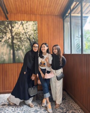 Novi Herlina Instagram - Keluarga cemara 🌲💕 #2024 #myfamily #sistersquad