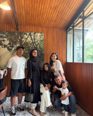 Novi Herlina Instagram - Keluarga cemara 🌲💕 #2024 #myfamily #sistersquad