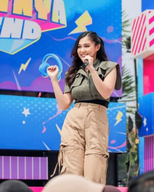 Novi Herlina Instagram - DAHSYATNYA WEEKEND!!
Muka sumringah bisa kembali ke stage lagi.. 💕
#novichibi
