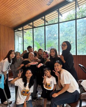 Novi Herlina Instagram - Keluarga cemara 🌲💕 #2024 #myfamily #sistersquad