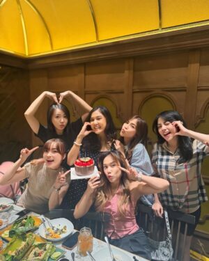 Novi Herlina Instagram - Judulnya November Ceriaaaaa 💕
Menutup bulan november dengan bertemu kesayangan2 akuuuu. Lovee uuu @chibichibi.idn ❤️❤️❤️ #birthdaygirl #birthday