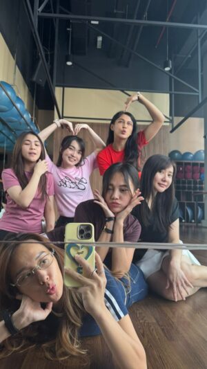 Novi Herlina Instagram - Kalo mau ngumpulin kita buat perform full tim suliiitttt yah bu ibu ini, jadi kumpulin buat makan makan aja 💃🏼💃🏼💃🏼 @chibichibi.idn #chibi #dance