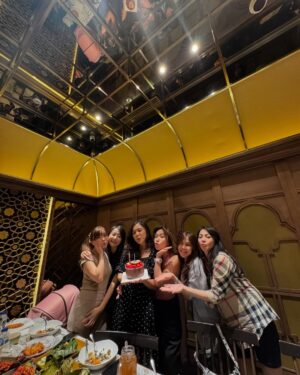 Novi Herlina Instagram - Judulnya November Ceriaaaaa 💕
Menutup bulan november dengan bertemu kesayangan2 akuuuu. Lovee uuu @chibichibi.idn ❤️❤️❤️ #birthdaygirl #birthday