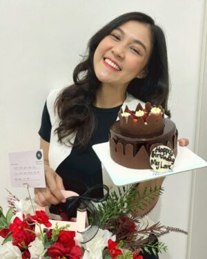 Novi Herlina Instagram - Ulang tahun tahun ini beda karena tanpa suami dan anak, jadinya mamak quality time sendiri deh. makasih doa dan ucapannya semuaaa 💕🥹 #birthdaygirl