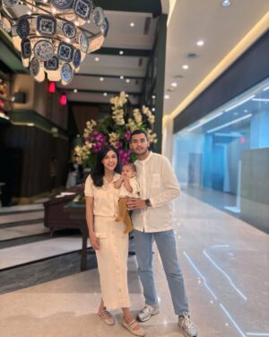 Novi Herlina Instagram - Day 2 lebaran ✨🧕🏻💕 #family #iedmubarak #mohonmaaflahirbatin