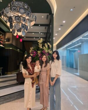 Novi Herlina Instagram - Day 2 lebaran ✨🧕🏻💕 #family #iedmubarak #mohonmaaflahirbatin
