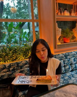 Novi Herlina Instagram - Ulang tahun tahun ini beda karena tanpa suami dan anak, jadinya mamak quality time sendiri deh. makasih doa dan ucapannya semuaaa 💕🥹 #birthdaygirl
