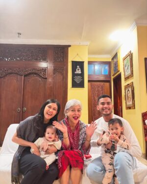 Novi Herlina Instagram - Day 2 lebaran ✨🧕🏻💕 #family #iedmubarak #mohonmaaflahirbatin