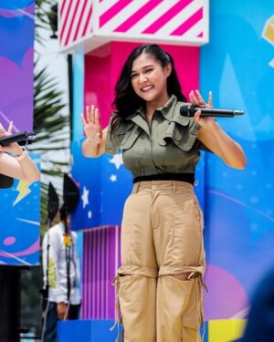 Novi Herlina Instagram - DAHSYATNYA WEEKEND!!
Muka sumringah bisa kembali ke stage lagi.. 💕
#novichibi