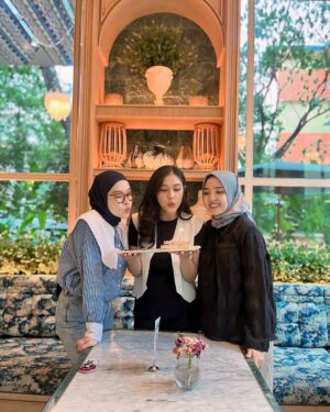 Novi Herlina Instagram - Ulang tahun tahun ini beda karena tanpa suami dan anak, jadinya mamak quality time sendiri deh. makasih doa dan ucapannya semuaaa 💕🥹 #birthdaygirl