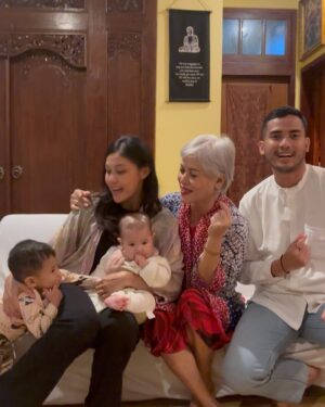 Novi Herlina Instagram - Day 2 lebaran ✨🧕🏻💕 #family #iedmubarak #mohonmaaflahirbatin