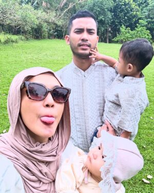 Novi Herlina Instagram - Day 1 lebaran ✨🧕🏻
Mohon maaf lahir dan batiiinnn semua ❤️ #iedmubarak #lebaran