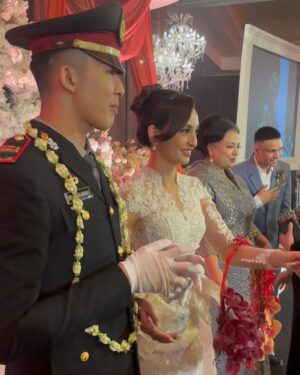 Novi Herlina Instagram - Happy wedding barbie hidup @valtifanka 💕 welcome to the club yaah val hihi ✨