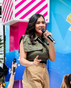 Novi Herlina Instagram - DAHSYATNYA WEEKEND!!
Muka sumringah bisa kembali ke stage lagi.. 💕
#novichibi