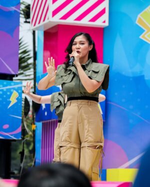 Novi Herlina Instagram - DAHSYATNYA WEEKEND!!
Muka sumringah bisa kembali ke stage lagi.. 💕
#novichibi