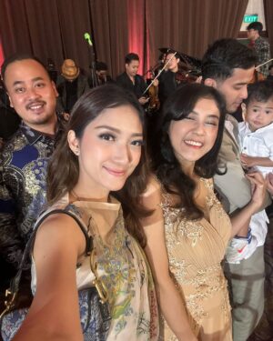 Novi Herlina Instagram - Happy wedding barbie hidup @valtifanka 💕 welcome to the club yaah val hihi ✨