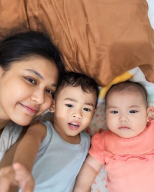 Novi Herlina Instagram - Terimakasih yaallah yg telah kasih aku kesempatan untuk menjadi ibu dari ke 2 anakku yg luar biasa ini.
Menjadi seorang ibu dari 2 anak yg umurnya berdekatan ternyata tidak mudah, apalagi harus menyusui 2 anak sekaligus. Tapi aku tetep bersyukur karena masih dikasih limpahan ASI untuk ke 2 anakku ini.
Jujur aku ibu yg tidak sempurna masih banyak perlu belajar untuk tetap sabar menghadapi toddler yg udah mulai aktif dan adik bayi yg udah mulai aktif juga 😂😂😂
Semangat untuk semua para ibu di luar sana. Kalian Luar Biasa 💕❤️ #happymotherday