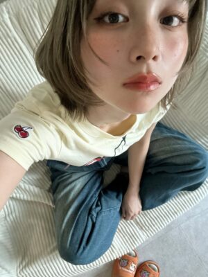 Nozomi Hanayagi Instagram - そばかすメイク🌻
⁡
金髪期からとにかくヘアケア命なんだけど、
またお気に入りのシャンプーが増えました☺︎
⁡
BY_OUR
バイアウア ブラックビール酵母シャンプー
⁡
洗い上がりがしっとりしてて、あと次の日の寝癖がつきにくい！
朝のスタイリングが本当にラクになったよ( ᷇࿀ ᷆ )
⁡
30%MegaDebutクーポンで1,894 円に◎
8/26（火）20:00〜のライブをチェックしてみてね☑︎
⁡
#BYOUR #MegaDebut #PR
#バイアウア #ビール酵母シャンプー
#うねりケア