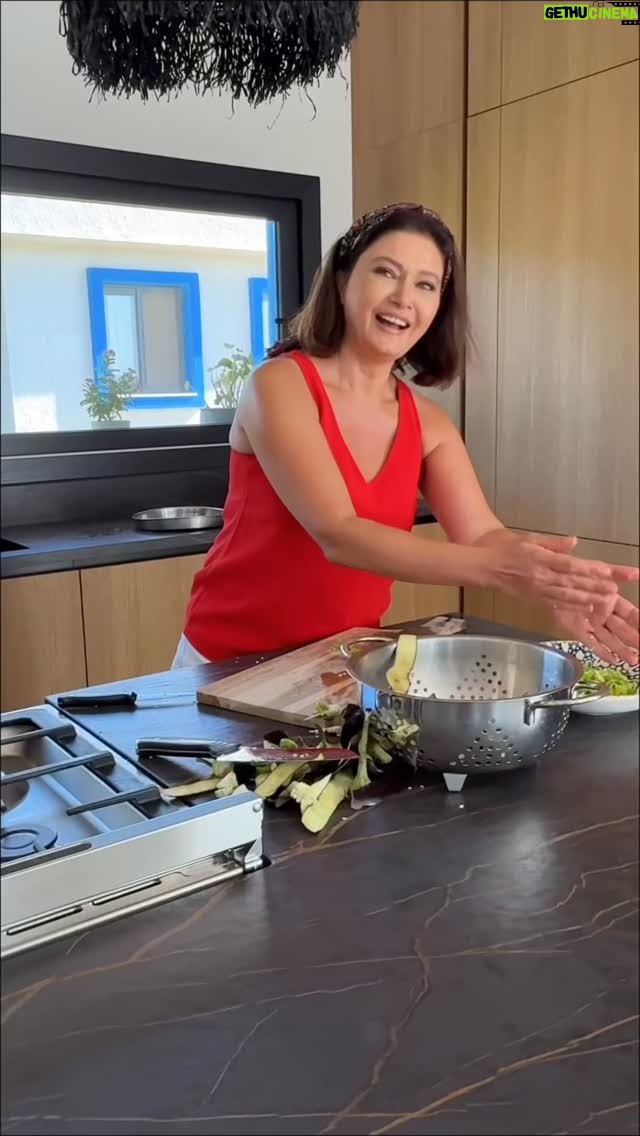 Nurgül Yeşilçay - 265K Likes - Yeni mutfak🤗 yeni ev🤗 eski tarif🤩 musakka yaptım ! Çok güzel oldu beeee😋 yanına da pilav,cacık😋😋😋😉