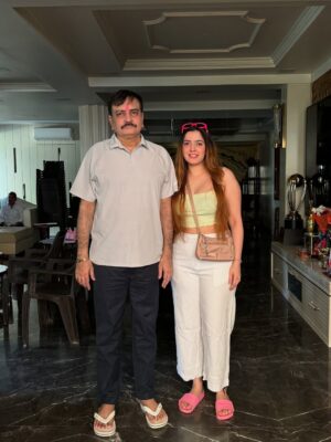 Nykkie Pandey Instagram - Humari puri duinya, humare Bhagwan, humara pehla pyaar- Papa the cutest
Happy Birthday 🌎🙏🏻
-always your little girl🥹✨