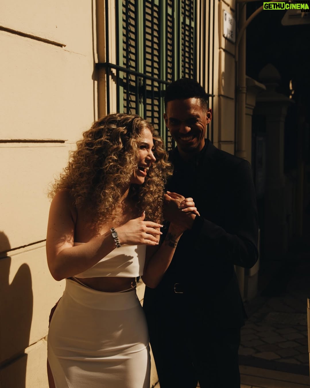 Océane Amsler - 228.9K Likes - Un carrousel plein d’amour avec @levraimotif Ma magnifique robe vient de @theunissen.paris ( excellente créatrice ) Un grand MERCI à @erwanblaszka pour ces magnifiques photos, c’est l’un des photographes les plus doués que je connaisse 🥹❤️