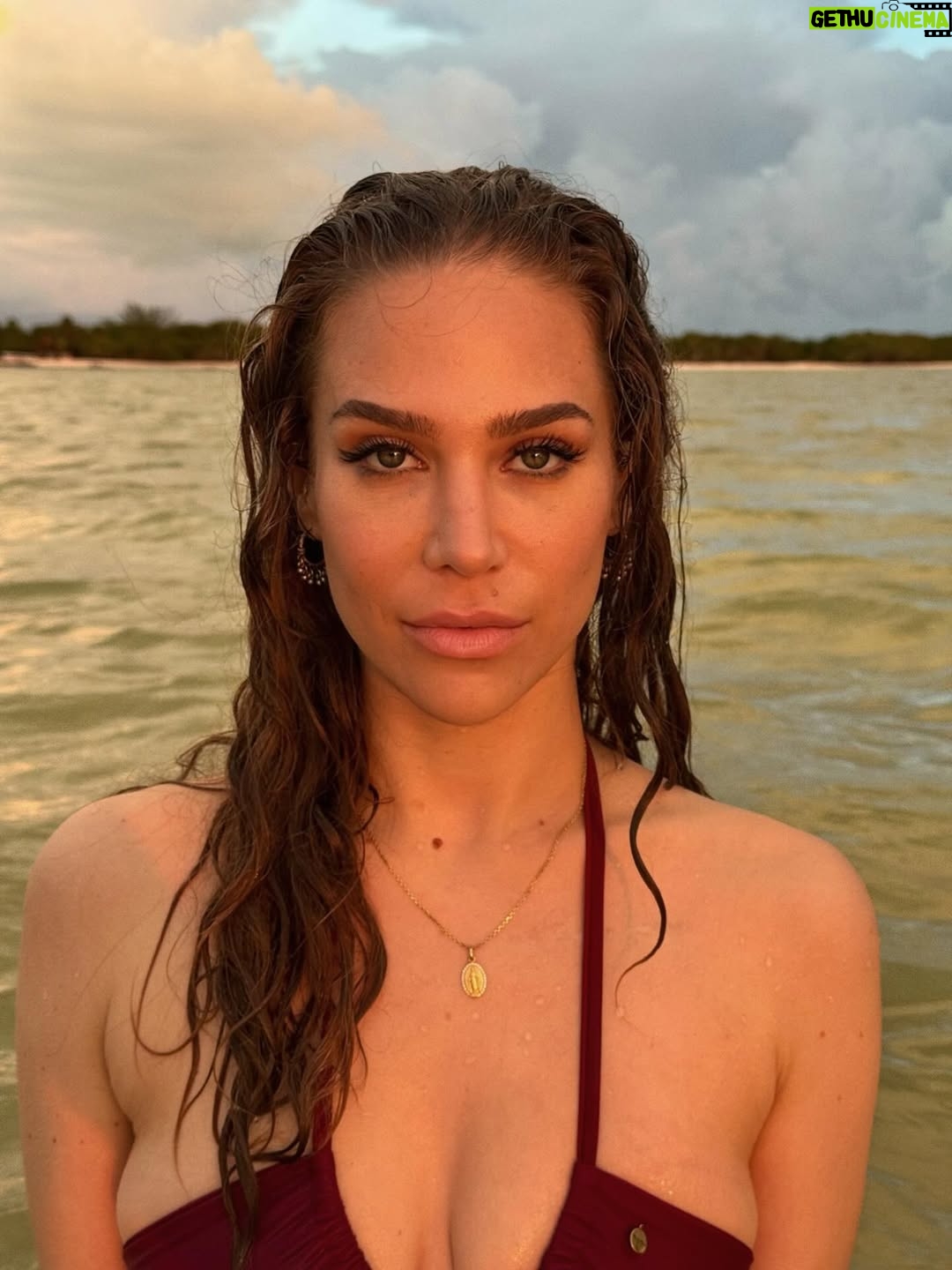 Océane Amsler - 160.8K Likes - Petite pellicule du Mexique 🇲🇽 
Photo 1 : Face card dans l’eau 
Photo 2 : Méditation
Photo 3 : Coucher de soleil 
Photo 4 : Bronzer de blanc à blanc cassé
Photo 5 : Faire une marche arrière avec un chien
Photo 6 : Le pose noix de coco n’est pas assez grand
Photo 7 : Mélissa et son Chéri 
Photo 8 : On trouve des chihuahua errants. 
Photo 9 : Un gang de flamands roses 
Photo 10 : Des très beaux porte clefs 
Photo 11 : On ne gaspille pas le coco 
Photo 12 : Les rues de Holbox
Photo 13 : Pourquoi il y a des crocodiles?