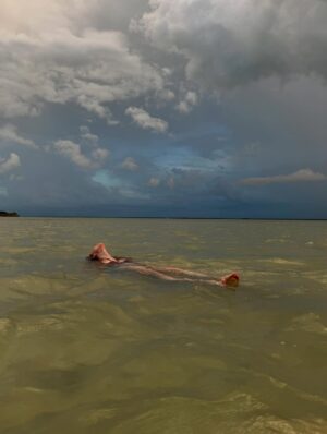 Océane Amsler Instagram - Petite pellicule du Mexique 🇲🇽 
Photo 1 : Face card dans l’eau 
Photo 2 : Méditation
Photo 3 : Coucher de soleil 
Photo 4 : Bronzer de blanc à blanc cassé
Photo 5 : Faire une marche arrière avec un chien
Photo 6 : Le pose noix de coco n’est pas assez grand
Photo 7 : Mélissa et son Chéri 
Photo 8 : On trouve des chihuahua errants. 
Photo 9 : Un gang de flamands roses 
Photo 10 : Des très beaux porte clefs 
Photo 11 : On ne gaspille pas le coco 
Photo 12 : Les rues de Holbox
Photo 13 : Pourquoi il y a des crocodiles?