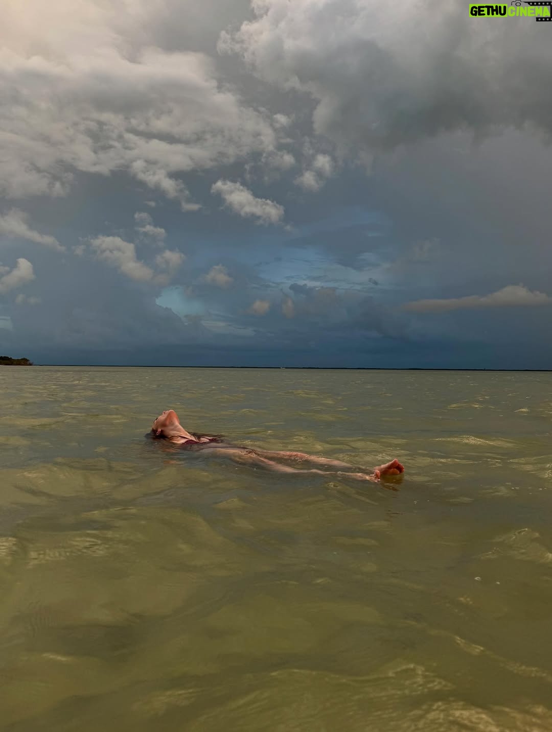 Océane Amsler - 160.8K Likes - Petite pellicule du Mexique 🇲🇽 
Photo 1 : Face card dans l’eau 
Photo 2 : Méditation
Photo 3 : Coucher de soleil 
Photo 4 : Bronzer de blanc à blanc cassé
Photo 5 : Faire une marche arrière avec un chien
Photo 6 : Le pose noix de coco n’est pas assez grand
Photo 7 : Mélissa et son Chéri 
Photo 8 : On trouve des chihuahua errants. 
Photo 9 : Un gang de flamands roses 
Photo 10 : Des très beaux porte clefs 
Photo 11 : On ne gaspille pas le coco 
Photo 12 : Les rues de Holbox
Photo 13 : Pourquoi il y a des crocodiles?