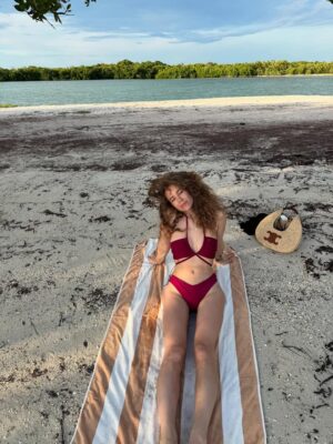 Océane Amsler Instagram - Petite pellicule du Mexique 🇲🇽 
Photo 1 : Face card dans l’eau 
Photo 2 : Méditation
Photo 3 : Coucher de soleil 
Photo 4 : Bronzer de blanc à blanc cassé
Photo 5 : Faire une marche arrière avec un chien
Photo 6 : Le pose noix de coco n’est pas assez grand
Photo 7 : Mélissa et son Chéri 
Photo 8 : On trouve des chihuahua errants. 
Photo 9 : Un gang de flamands roses 
Photo 10 : Des très beaux porte clefs 
Photo 11 : On ne gaspille pas le coco 
Photo 12 : Les rues de Holbox
Photo 13 : Pourquoi il y a des crocodiles?