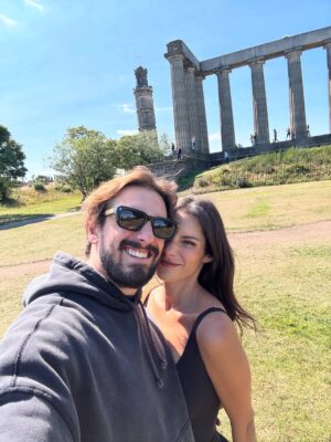 Oka Giner Instagram - Hoy mi persona favorita está de cumpleaños. 39 añotes cumple este señor. Yo no sé cómo hace para ponerse más delicioso cada vuelta nueva al sol.
Te amo con toda mi alma pedacito mío @nachored y solo deseo seguir acompañando tu vida para aplaudir en primera fila cada uno de tus sueños cumplidos. 🩷🎂🎈
#nachoredondoescomolosbuenosvinos