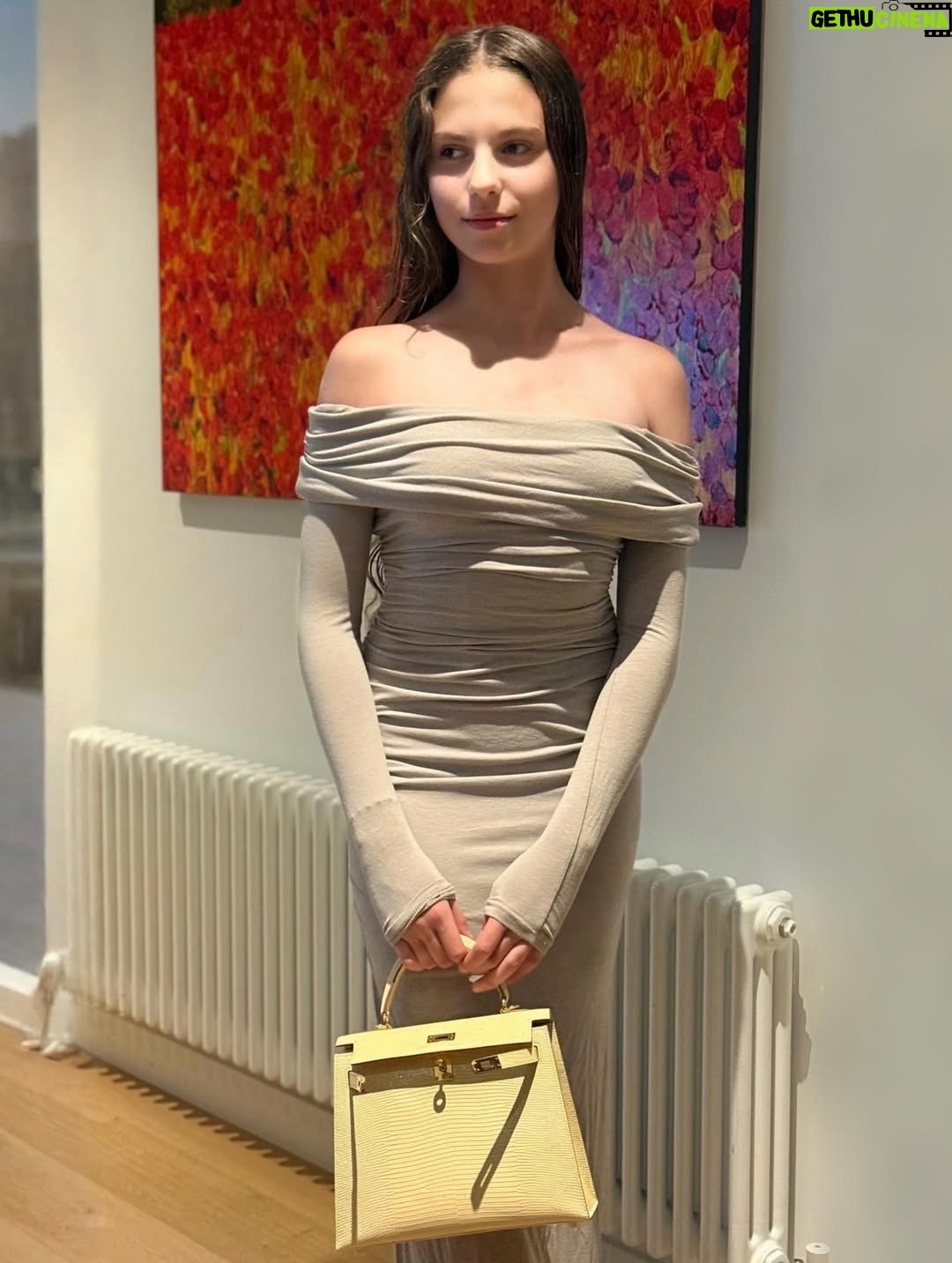 Olia Poliakova - 54.2K Likes - Дорога моя, кохана донечко, моя молодшенька!❤️

Ти вже майже доросла, і я не перестаю дивуватися, якою самостійною, незламною, наполегливою та цілеспрямованою дівчиною ти виросла. З тобою я переконалася: дітей не можна «виховати» за якимось сценарієм, адже вони народжуються вже з власним характером і внутрішнім світлом.

Ще в три роки тобі було неможливо нав’язати свою думку. Ти сама обирала іграшки, пізніше — одяг, взуття, а сьогодні — свій шлях, свої мрії, свою майбутню професію. Усе — виключно власним серцем і переконанням. Це дивовижна якість, яка вчить мене, контролюючу маму, бути прийнятливою, довіряти тобі й підтримувати.

Ти — прекрасна, розумна, сильна, красива. Ти для мене водночас і учень, і вчитель. Я щаслива, що можу йти поруч із тобою.

Бажаю тобі безмежного щастя. Нехай Всесвіт щедро дарує тобі свої подарунки, нехай твоє здоров’я завжди буде міцним. Я точно знаю — у тебе все вдасться, бо твій характер і твоя сила — безцінні.

Я люблю тебе всім серцем♥️♥️♥️