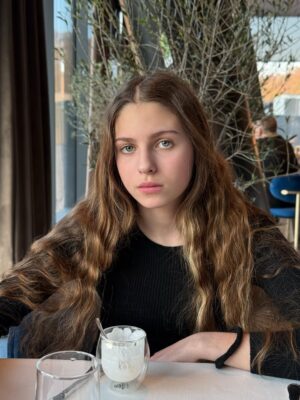 Olia Poliakova Instagram - Дорога моя, кохана донечко, моя молодшенька!❤️

Ти вже майже доросла, і я не перестаю дивуватися, якою самостійною, незламною, наполегливою та цілеспрямованою дівчиною ти виросла. З тобою я переконалася: дітей не можна «виховати» за якимось сценарієм, адже вони народжуються вже з власним характером і внутрішнім світлом.

Ще в три роки тобі було неможливо нав’язати свою думку. Ти сама обирала іграшки, пізніше — одяг, взуття, а сьогодні — свій шлях, свої мрії, свою майбутню професію. Усе — виключно власним серцем і переконанням. Це дивовижна якість, яка вчить мене, контролюючу маму, бути прийнятливою, довіряти тобі й підтримувати.

Ти — прекрасна, розумна, сильна, красива. Ти для мене водночас і учень, і вчитель. Я щаслива, що можу йти поруч із тобою.

Бажаю тобі безмежного щастя. Нехай Всесвіт щедро дарує тобі свої подарунки, нехай твоє здоров’я завжди буде міцним. Я точно знаю — у тебе все вдасться, бо твій характер і твоя сила — безцінні.

Я люблю тебе всім серцем♥️♥️♥️