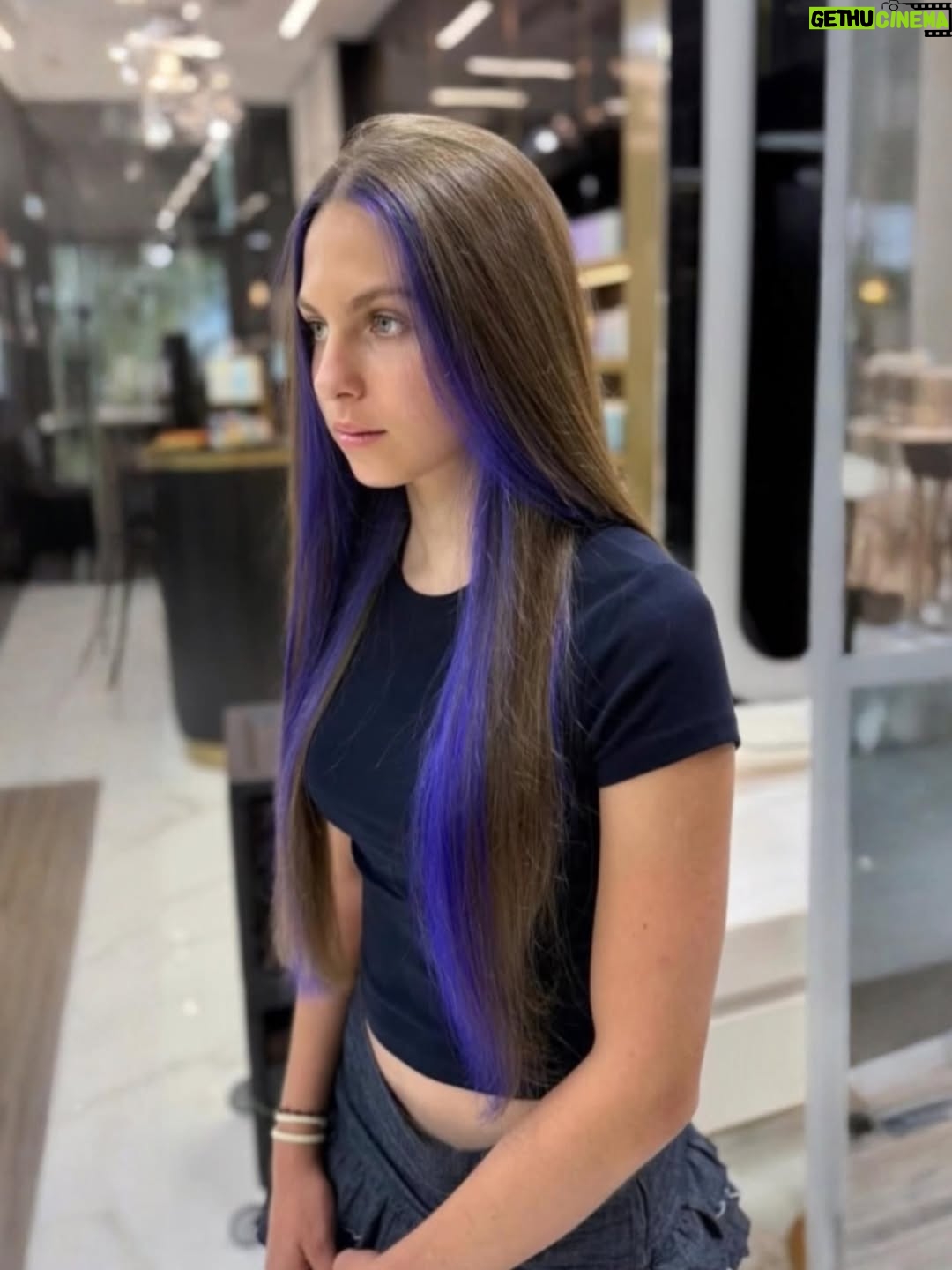 Olia Poliakova - 54.2K Likes - Дорога моя, кохана донечко, моя молодшенька!❤️

Ти вже майже доросла, і я не перестаю дивуватися, якою самостійною, незламною, наполегливою та цілеспрямованою дівчиною ти виросла. З тобою я переконалася: дітей не можна «виховати» за якимось сценарієм, адже вони народжуються вже з власним характером і внутрішнім світлом.

Ще в три роки тобі було неможливо нав’язати свою думку. Ти сама обирала іграшки, пізніше — одяг, взуття, а сьогодні — свій шлях, свої мрії, свою майбутню професію. Усе — виключно власним серцем і переконанням. Це дивовижна якість, яка вчить мене, контролюючу маму, бути прийнятливою, довіряти тобі й підтримувати.

Ти — прекрасна, розумна, сильна, красива. Ти для мене водночас і учень, і вчитель. Я щаслива, що можу йти поруч із тобою.

Бажаю тобі безмежного щастя. Нехай Всесвіт щедро дарує тобі свої подарунки, нехай твоє здоров’я завжди буде міцним. Я точно знаю — у тебе все вдасться, бо твій характер і твоя сила — безцінні.

Я люблю тебе всім серцем♥️♥️♥️