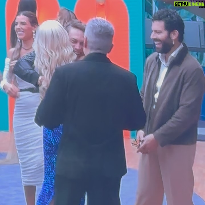 Olivia Collins - 7.6K Likes - Se puso sabroso el chisme, deliciosos los abrazos, jugoso el cotorreo y requete bello ver a mis compañeros 🫶🏽❤️‍🔥🐺🌙 Ya estamos calentando motores para la gran final 🏆🙌🏼