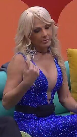 Olivia Collins Instagram - @oliviacollinsmx le RECLAMA al Team Noche por OLVIDARLA. 

Si quieres ver el momento COMPLETO, suscríbete ya a @vix y no te pierdas de nada con el 24/7 🔥

#LaCasaDeLosFamososMx, rumbo a la final, disponible también en #LasEstrellas y #Canal5