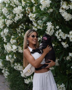 Oriana Marzoli Instagram - Esto no es una despedida definitiva, es un hasta luego…💔 nos volveremos a ver en el cielo angelito 👼🏼 solo te pido que seas feliz allí, que nos veas y nos cuides desde arriba a mi madre y a mi🙏🏻 Eres el alma más pura que he conocido, un perrito tan bueno… 
Gracias por el regalo de haber estado en nuestras vidas, por darnos tan felicidad, y también por este último esfuerzo que hiciste para que pudiésemos despedirnos de ti😭

Qué perrito tan fuerte, qué orgullo, qué amor tan grande sentimos por ti❤️

Serás recordado hasta el último de mis días de vida, y si hubiese podido, hubiese dado mi vida por la tuya…
Queríamos que te fueras en paz, sin dolor, y creemos que así ha sido…sabiendo que lo diste todo por nosotras. Que no estábamos aún preparadas y esperaste un tiempo prudencial para hacernos entender que ya era tu momento…

Te amo con toda mi alma, recuerda lo mucho que te amamos y por favor danos fuerzas para seguir adelante🙏🏻❤️‍🩹

Por siempre, tú Cocco, el amor de mi vida* 🕯️🙏🏻❤️
