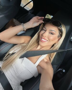 Oriana Marzoli Instagram - Me siento plena en este momento y agradezco muchísimo a la vida por las oportunidades que me está presentando🙏🏻💞Tengo a la gente correcta a mi lado, el amor de mis padres, el amor de mi novio, el de mis amigos, pero sobre todo, el amor más grande y puro, el de mi perrito, que sé que me cuida desde el cielo y me está mandando solo cosas bonitas a mi vida. Mi ángel 👼🏼🪽