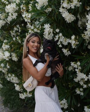 Oriana Marzoli Instagram - Esto no es una despedida definitiva, es un hasta luego…💔 nos volveremos a ver en el cielo angelito 👼🏼 solo te pido que seas feliz allí, que nos veas y nos cuides desde arriba a mi madre y a mi🙏🏻 Eres el alma más pura que he conocido, un perrito tan bueno… 
Gracias por el regalo de haber estado en nuestras vidas, por darnos tan felicidad, y también por este último esfuerzo que hiciste para que pudiésemos despedirnos de ti😭

Qué perrito tan fuerte, qué orgullo, qué amor tan grande sentimos por ti❤️

Serás recordado hasta el último de mis días de vida, y si hubiese podido, hubiese dado mi vida por la tuya…
Queríamos que te fueras en paz, sin dolor, y creemos que así ha sido…sabiendo que lo diste todo por nosotras. Que no estábamos aún preparadas y esperaste un tiempo prudencial para hacernos entender que ya era tu momento…

Te amo con toda mi alma, recuerda lo mucho que te amamos y por favor danos fuerzas para seguir adelante🙏🏻❤️‍🩹

Por siempre, tú Cocco, el amor de mi vida* 🕯️🙏🏻❤️
