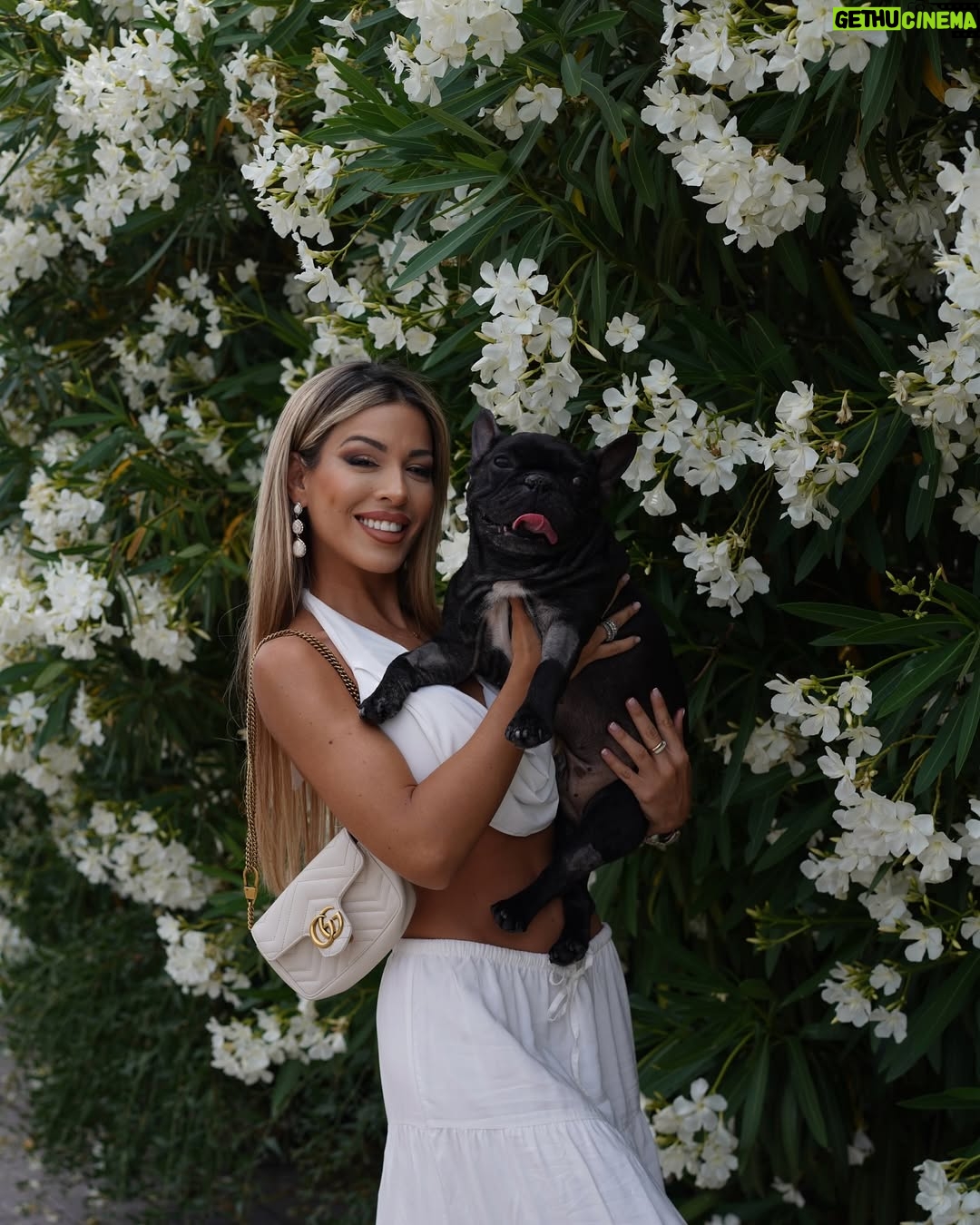 Oriana Marzoli - 569.9K Likes - Esto no es una despedida definitiva, es un hasta luego…💔 nos volveremos a ver en el cielo angelito 👼🏼 solo te pido que seas feliz allí, que nos veas y nos cuides desde arriba a mi madre y a mi🙏🏻 Eres el alma más pura que he conocido, un perrito tan bueno… 
Gracias por el regalo de haber estado en nuestras vidas, por darnos tan felicidad, y también por este último esfuerzo que hiciste para que pudiésemos despedirnos de ti😭

Qué perrito tan fuerte, qué orgullo, qué amor tan grande sentimos por ti❤️

Serás recordado hasta el último de mis días de vida, y si hubiese podido, hubiese dado mi vida por la tuya…
Queríamos que te fueras en paz, sin dolor, y creemos que así ha sido…sabiendo que lo diste todo por nosotras. Que no estábamos aún preparadas y esperaste un tiempo prudencial para hacernos entender que ya era tu momento…

Te amo con toda mi alma, recuerda lo mucho que te amamos y por favor danos fuerzas para seguir adelante🙏🏻❤️‍🩹

Por siempre, tú Cocco, el amor de mi vida* 🕯️🙏🏻❤️