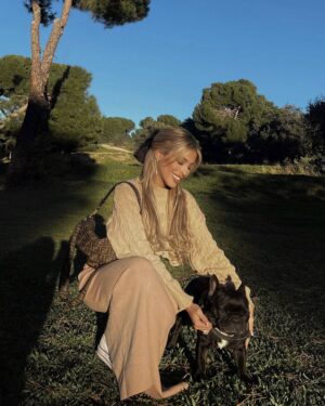 Oriana Marzoli Instagram - Esto no es una despedida definitiva, es un hasta luego…💔 nos volveremos a ver en el cielo angelito 👼🏼 solo te pido que seas feliz allí, que nos veas y nos cuides desde arriba a mi madre y a mi🙏🏻 Eres el alma más pura que he conocido, un perrito tan bueno… 
Gracias por el regalo de haber estado en nuestras vidas, por darnos tan felicidad, y también por este último esfuerzo que hiciste para que pudiésemos despedirnos de ti😭

Qué perrito tan fuerte, qué orgullo, qué amor tan grande sentimos por ti❤️

Serás recordado hasta el último de mis días de vida, y si hubiese podido, hubiese dado mi vida por la tuya…
Queríamos que te fueras en paz, sin dolor, y creemos que así ha sido…sabiendo que lo diste todo por nosotras. Que no estábamos aún preparadas y esperaste un tiempo prudencial para hacernos entender que ya era tu momento…

Te amo con toda mi alma, recuerda lo mucho que te amamos y por favor danos fuerzas para seguir adelante🙏🏻❤️‍🩹

Por siempre, tú Cocco, el amor de mi vida* 🕯️🙏🏻❤️