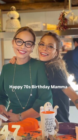 Ornella Muti Instagram - 70 anni… che traguardo importante. Quanta vita assieme e quanti ricordi meravigliosi passati e nuovi da creare in futuro. Grazie mamma. Grazie per questo passaggio su questa strana terra assieme. Grazie degli insegnamenti che non finiscono mai. Grazie della fiducia e dei progetti costruiti assieme. Grazie delle armi che mi hai dato per combattere le illusioni le ingiustizie e la superficialità. Grazie Mondo che ci ama e ci coccola e ci accoglie. Grazie vita e grazie amici e famiglia. ♥️💚♥️
@ornellamuti @skycap @blueeyedfamily @andreafachinetti87 @carola.terradura