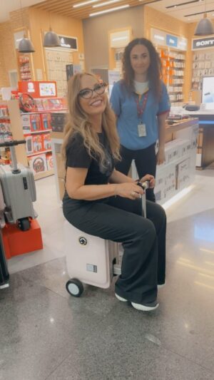 Ornella Muti Instagram - Quando hai la sindrome di Peter Pan! Cazzeggiando nelle 5 ore di attesa all’aereoporto! Hanno inventato i trolley elettrici guys! Roba da matti 🤣🤪🤪🤪 @ornellamuti #naikerivelli @lizaadamenko_ @blueeyedfamily @ermes_uaz @zhannagarber @turkishairlines @skycap