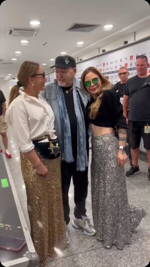 Ornella Muti Instagram - Tutti Muti canta Vasco!!
Grazie #vascorossi
@vascorossi @ornellamuti @diegopadula @paologrowyard @ornellamutihempclub @cannabis_medical_center @elisabettafranchi @realbunna