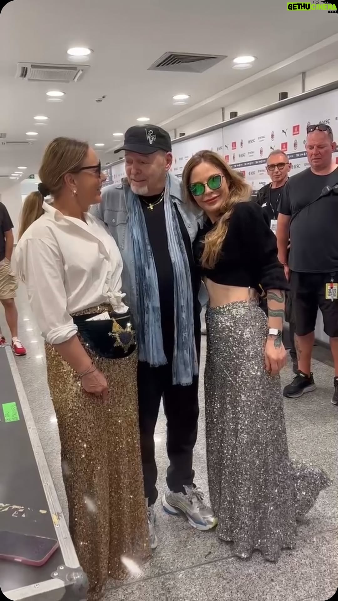 Ornella Muti - 12.5K Likes - Tutti Muti canta Vasco!!
Grazie #vascorossi 

@vascorossi @ornellamuti @diegopadula @paologrowyard  @ornellamutihempclub @cannabis_medical_center @elisabettafranchi @realbunna