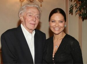 Ornella Muti Instagram - @clubitaliefrance Le Club Italie-France rencontre Ornella Muti, pseudonyme de Francesca Romana Rivelli, l’une des actrices italiennes les plus célèbres. Icône des années 1970-1980, elle a remporté de nombreux prix, dont une Plaque d’or aux David di Donatello, deux Grolle d’oro, trois Globes d’or, trois Ciak d’oro, un Ciak d’oro speciale, un Premio Pasinetti pour l’actrice au Festival international du film de Venise et deux Rubans d’argent en tant que meilleure actrice protagoniste. Ornella Muti a travaillé avec des grands réalisateurs tels que Damiano Damiani, Mario Monicelli, Dino Risi, Marco Ferreri, Carlo Verdone, Ettore Scola, John Landis, Francesco Archibugi, Woody Allen, Paolo Virzì, Umberto Lenzi et Francesco Nuti. Interview : WWW.CLUBIF.COM
Il Club Italie-France incontra Ornella Muti, pseudonimo di Francesca Romana Rivelli, tra le più note attrici italiane. Icona degli anni ’70-’80, ha vinto numerosi premi, ovvero, una Targa d’oro ai David di Donatello, due Grolle d’oro, tre Globi d’oro, tre Ciak d’oro, un Ciak d’oro speciale, un Premio Pasinetti per l’attrice al Festival del Cinema di Venezia e due Nastri d’argento come migliore attrice protagonista. Ornella Muti ha lavorato con registi del calibro di Damiano Damiani, Mario Monicelli, Dino Risi, Marco Ferreri, Carlo Verdone, Ettore Scola, John Landis, Francesca Archibugi, Woody Allen, Paolo Virzì, Umberto Lenzi e Francesco Nuti. Intervista : WWW.CLUBIF.COM #clubitaliefrance #ornellamuti #cinema #cinéma #art #culture #italie #france @dubchakk @diegopadula @ulyana_sergeenko_moscow @naikerivelli