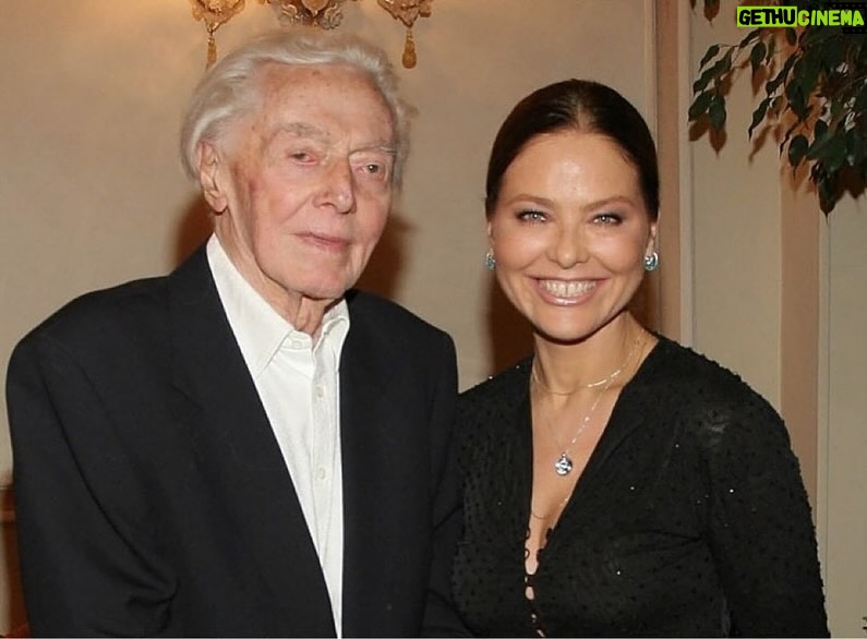 Ornella Muti - 4.4K Likes - @clubitaliefrance Le Club Italie-France rencontre Ornella Muti, pseudonyme de Francesca Romana Rivelli, l’une des actrices italiennes les plus célèbres. Icône des années 1970-1980, elle a remporté de nombreux prix, dont une Plaque d’or aux David di Donatello, deux Grolle d’oro, trois Globes d’or, trois Ciak d’oro, un Ciak d’oro speciale, un Premio Pasinetti pour l’actrice au Festival international du film de Venise et deux Rubans d’argent en tant que meilleure actrice protagoniste. Ornella Muti a travaillé avec des grands réalisateurs tels que Damiano Damiani, Mario Monicelli, Dino Risi, Marco Ferreri, Carlo Verdone, Ettore Scola, John Landis, Francesco Archibugi, Woody Allen, Paolo Virzì, Umberto Lenzi et Francesco Nuti. Interview : WWW.CLUBIF.COM
Il Club Italie-France incontra Ornella Muti, pseudonimo di Francesca Romana Rivelli, tra le più note attrici italiane. Icona degli anni ’70-’80, ha vinto numerosi premi, ovvero, una Targa d’oro ai David di Donatello, due Grolle d’oro, tre Globi d’oro, tre Ciak d’oro, un Ciak d’oro speciale, un Premio Pasinetti per l’attrice al Festival del Cinema di Venezia e due Nastri d’argento come migliore attrice protagonista. Ornella Muti ha lavorato con registi del calibro di Damiano Damiani, Mario Monicelli, Dino Risi, Marco Ferreri, Carlo Verdone, Ettore Scola, John Landis, Francesca Archibugi, Woody Allen, Paolo Virzì, Umberto Lenzi e Francesco Nuti. Intervista : WWW.CLUBIF.COM #clubitaliefrance #ornellamuti #cinema #cinéma #art #culture #italie #france @dubchakk @diegopadula @ulyana_sergeenko_moscow @naikerivelli