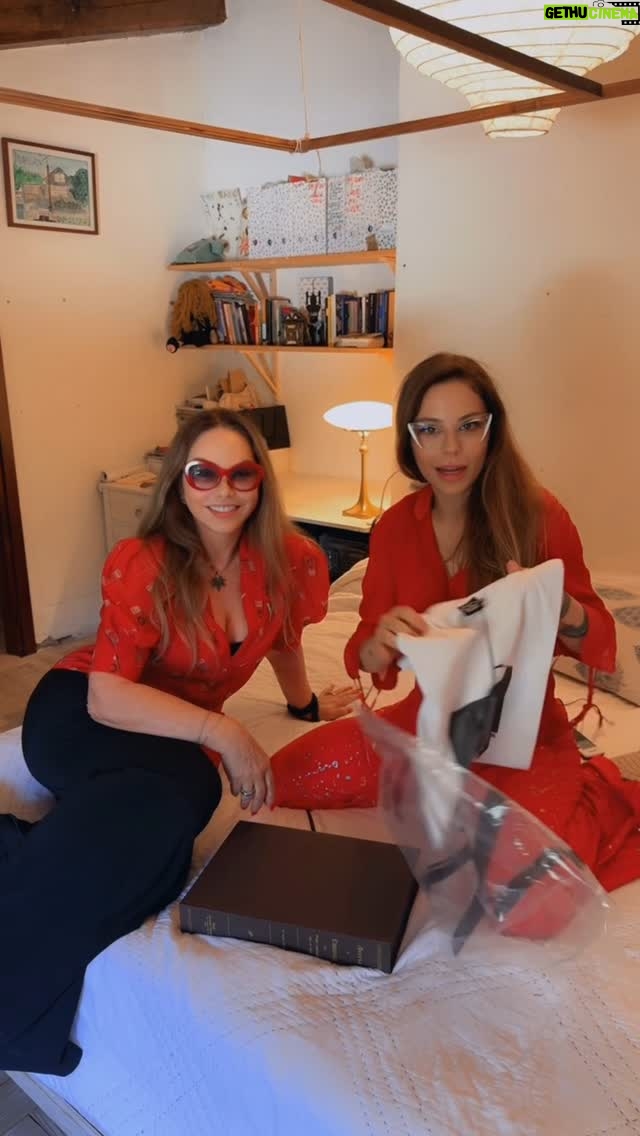 Ornella Muti - 4K Likes - Stasera Akash, incaricato da nonna @ornellamuti e mamma #naikerivelli porterà la maglietta di mamma fatta da @noyz79 e @propagandaclothing_  firmata da noi al mitico @vascorossi da parte nostra! 
Grande #vascorossi 
@ornellamutihempclub @cannabis_medical_center
Akash mi raccomando! Divertiti! Questi si che sono concerti da vedere! Quest si che sono veri Sold Out! 👍🏼🤪👏🏼👏🏼👏🏼👏🏼👏🏼👏🏼👏🏼👏🏼👏🏼👏🏼

👕 **Una sola maglietta. Tante firme. Un grande obiettivo.**
La maglietta ufficiale **Propaganda x Ornella Muti Hemp Club** è stata creata per una causa importante:
💚 raccogliere fondi per pagare le visite presso il **Cannabis Medical Center** a chi non può permettersi la propria terapia.

🖊️ Stiamo facendo firmare **un’unica maglietta** a tutti gli artisti e i personaggi che vogliono sostenerci.
Una volta completata, sarà **messa all’asta** e l’intero ricavato andrà a finanziare il nostro fondo solidale.

✍️ L’hanno già firmata:
Ornella Muti
Naike Rivelli
Noyz Narcos
…e ora la stiamo portando anche da **Vasco Rossi** 🎸

Un progetto fatto di stile, cuore e responsabilità sociale.
**Sostienilo. Condividilo. Fallo girare.**

#Propagandaclothing #OrnellaMutiHempClub #CannabisMedicalCenter #FondoSolidale #CannabisTerapeutica #UnaMagliettaPerTutti #BeneficenzaConStile