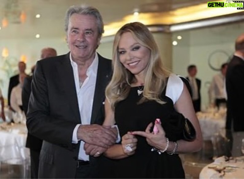 Ornella Muti - 4.4K Likes - @clubitaliefrance Le Club Italie-France rencontre Ornella Muti, pseudonyme de Francesca Romana Rivelli, l’une des actrices italiennes les plus célèbres. Icône des années 1970-1980, elle a remporté de nombreux prix, dont une Plaque d’or aux David di Donatello, deux Grolle d’oro, trois Globes d’or, trois Ciak d’oro, un Ciak d’oro speciale, un Premio Pasinetti pour l’actrice au Festival international du film de Venise et deux Rubans d’argent en tant que meilleure actrice protagoniste. Ornella Muti a travaillé avec des grands réalisateurs tels que Damiano Damiani, Mario Monicelli, Dino Risi, Marco Ferreri, Carlo Verdone, Ettore Scola, John Landis, Francesco Archibugi, Woody Allen, Paolo Virzì, Umberto Lenzi et Francesco Nuti. Interview : WWW.CLUBIF.COM
Il Club Italie-France incontra Ornella Muti, pseudonimo di Francesca Romana Rivelli, tra le più note attrici italiane. Icona degli anni ’70-’80, ha vinto numerosi premi, ovvero, una Targa d’oro ai David di Donatello, due Grolle d’oro, tre Globi d’oro, tre Ciak d’oro, un Ciak d’oro speciale, un Premio Pasinetti per l’attrice al Festival del Cinema di Venezia e due Nastri d’argento come migliore attrice protagonista. Ornella Muti ha lavorato con registi del calibro di Damiano Damiani, Mario Monicelli, Dino Risi, Marco Ferreri, Carlo Verdone, Ettore Scola, John Landis, Francesca Archibugi, Woody Allen, Paolo Virzì, Umberto Lenzi e Francesco Nuti. Intervista : WWW.CLUBIF.COM #clubitaliefrance #ornellamuti #cinema #cinéma #art #culture #italie #france @dubchakk @diegopadula @ulyana_sergeenko_moscow @naikerivelli
