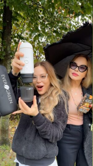 Ornella Muti Instagram - For the ecofriendly #coffeeholic wanderers, traveling humbly around the world… 🙏🏼❤️👍🏼
@capsuleevergreen marvelous product!
#green #evergreen #ecofriendly #evergreencapsule
Solo per coloro, drogati di caffè ☕️ in cerca di prodotti economici ed ecosostenibili e soprattutto portatili! Per gli attori, i viandanti e tutti quelli che viaggiano semplicemente e umilmente nel mondo con un po’ di consapevolezza e astinenza da caffè 🤣❤️
#naikerivelli @ornellamuti #scoperte #fantastic #coffee #caffe #consciouschoices @caferoyal.de @caferoyal
@mario_talarico_since_1860