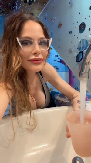 Ornella Muti Instagram - Teoricamente, il nostro corpo è in grado di eliminare le sostanze tossiche in modo naturale, tuttavia esistono prove scientifiche sufficienti sugli effetti a medio e lungo termine della tossicità di questi prodotti, affermando che sono uno dei fattori di rischio più importanti del XXI secolo per la salute umana.
Siamo come le macchine. Bisogna dargli la benzina, l’olio e la manutenzione giusta se vogliamo stare in carreggiata a lungo termine! #seiquellochemangi #attenzione #vitasana @ornellamuti @bannati.per.sempre @nero.sofia (grazie per le@tante ispirazioni 💖)